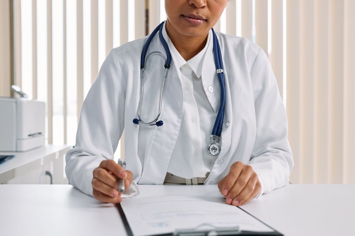 Discussing early pregnancy symptoms with a clinician