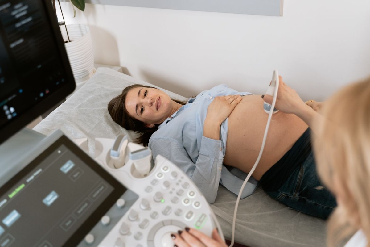 Rahim Duvarı Kalınlaşması (Endometrial Hiperplazi): Nedir, Neden Olur, Nasıl Tedavi Edilir?