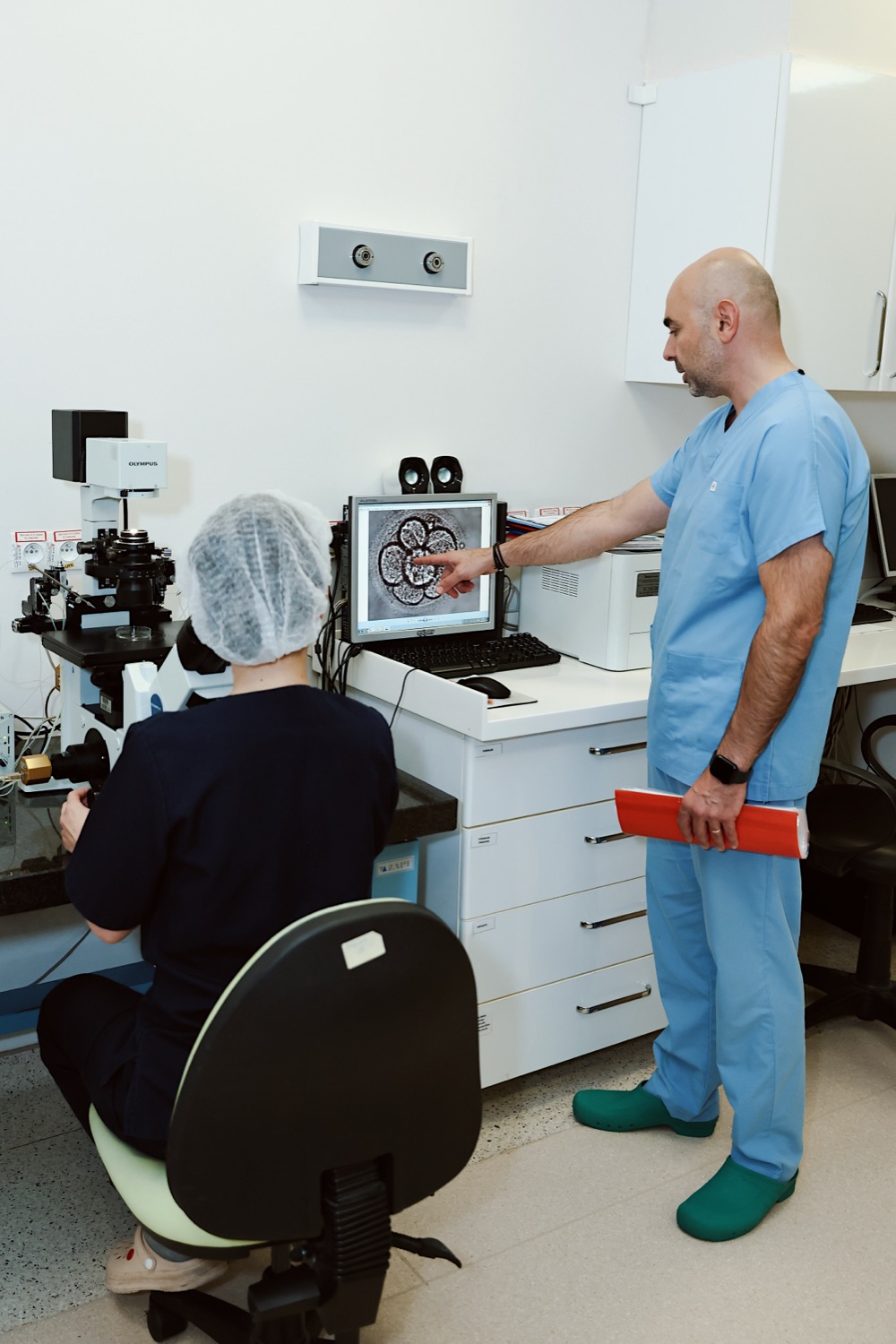 Embriyoloji laboratuvarında embriyo değerlendirmesi